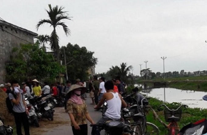 Hàng trăm hộ dân bàng hoàng về sự việc xảy ra.