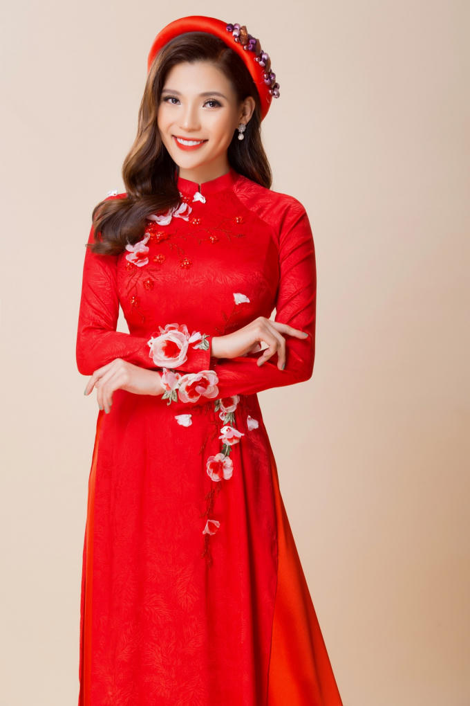 Áo dài Minh Châu với những thiết kế không ngừng chuyển động và sáng tạo luôn nhận được tình cảm yêu thích của khách hàng, trong đó phải kể đến hình ảnh của những sao Việt. Nữ diễn viên Thúy Diễm cũng đặc biệt yêu thích những thiết kế của anh.