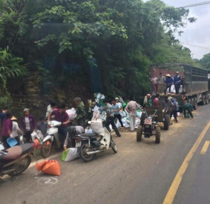 Thay vì giúp đỡ người gặp nạn, nhiều người dân mang xe ra "hôi cám". (Ảnh: FB Mai Quang Khánh)