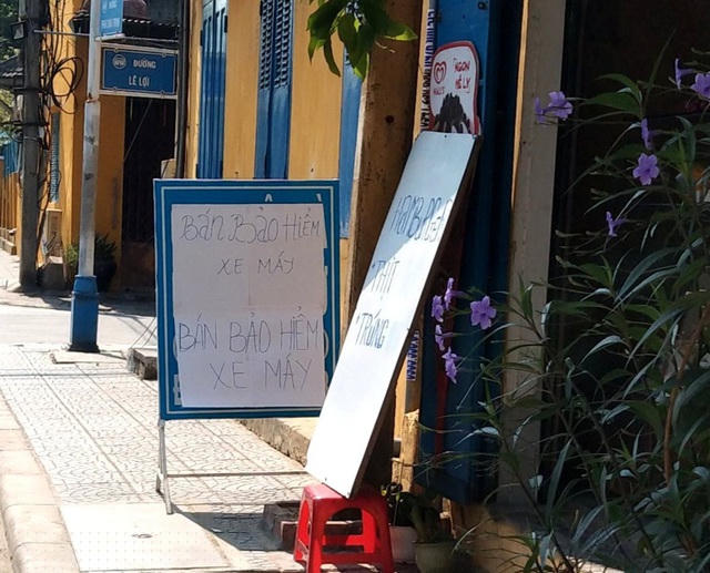 Ngoài kinh doanh mặt hàng vốn có, nhiều chủ cửa hàng bánh, tiệm tạp hóa, quán giải khát… còn kiêm thêm bán bảo hiểm xe máy