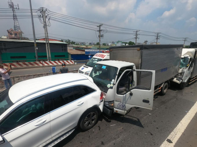 Vụ tai nạn khiến nhiều tài xế hoảng sợ. Ảnh Tổ quốc.