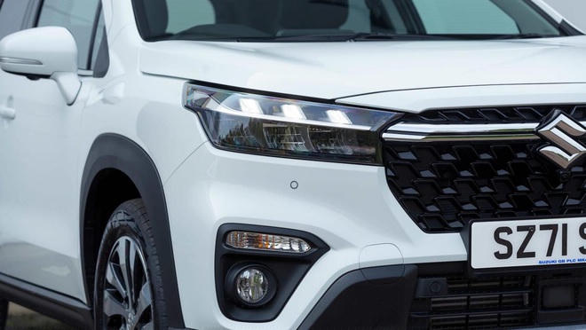 Hai bên lưới tản nhiệt là bộ đèn hoàn toàn mới, được chia thành 2 tầng nhờ nẹp chrome bên trong. Nửa trên là dải đèn LED định vị ban ngày, còn bên dưới là đèn pha LED ma trận với 3 khoang. Đèn báo rẽ được dời xuống thấp, ngay cạnh đèn sương mù hình tròn.