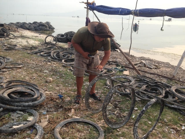 Hàng trăm đống lốp cao su nằm ngổn ngang trên con đường bao quanh đầm Lập An.