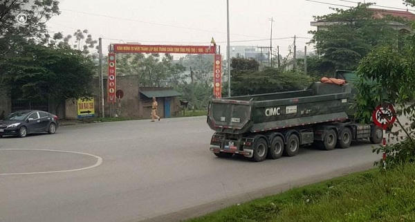 Những chiếc ô tô này ngang nhiên qua mặt lực lượng CSGT.