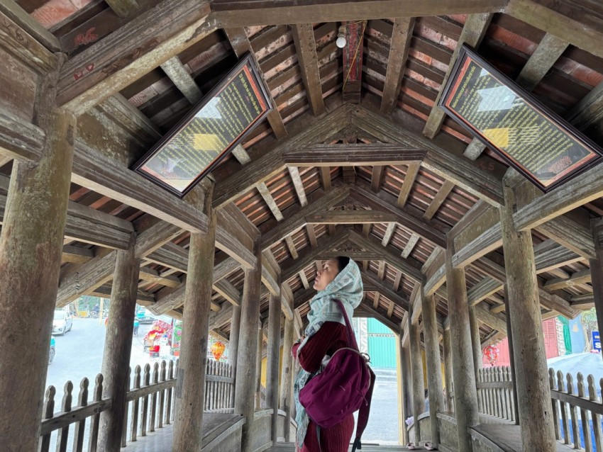 Du khách thập phương đến tham quan, tìm hiểu về cầu ngói Chợ Lương