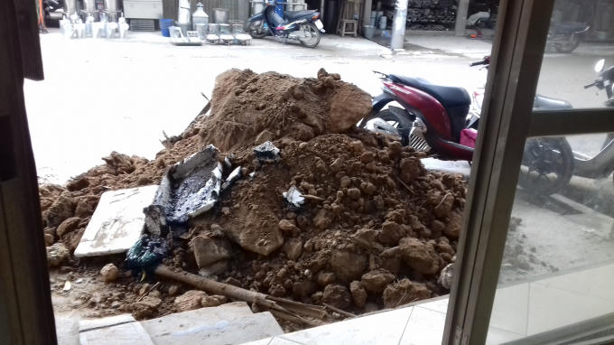 Đống đất bẩn do một số đối tượng đổ trộm vào ban đêm trước của nhà số 430 đường Đại Mỗ, Nam Từ Liêm.