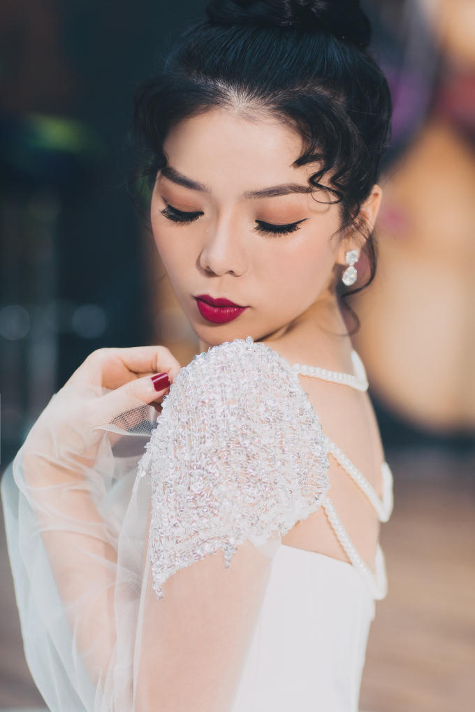 Lệ Quy&ecirc;n bồi hồi mặc &aacute;o cưới một m&igrave;nh trong khung cảnh thơ mộng