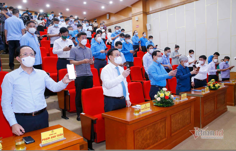 Các đại biểu tham dự buổi lễ. 