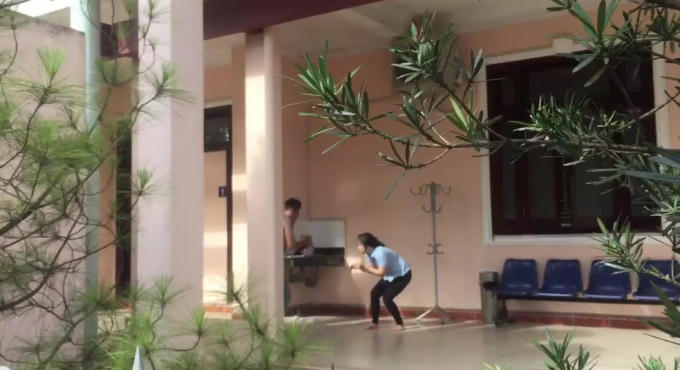 Nữ nhân viên bị khống chế ngày tại hành lang Công ty. (Ảnh: Đăng Hậu)