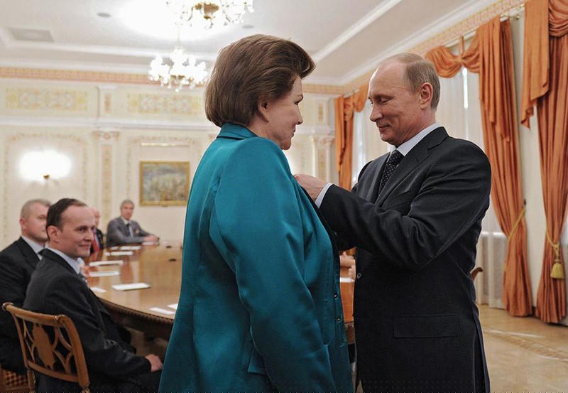 Bà Tereshkova được Tổng thống Vladimir Putin trao tặng Huân chương Aleksandr Nevsky danh giá