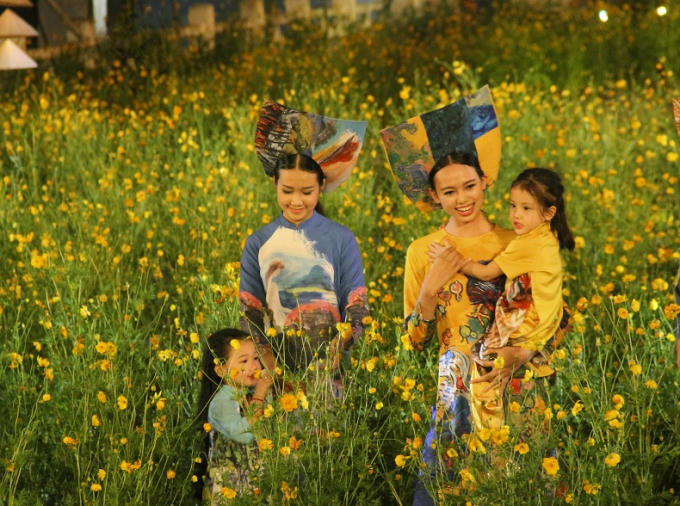 Độc đ&aacute;o biểu diễn tranh Huế kết hợp &Aacute;o d&agrave;i tại cầu Trường Tiền