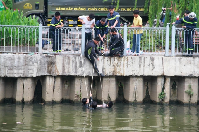 Thi thể nạn nhận được đưa lên bờ