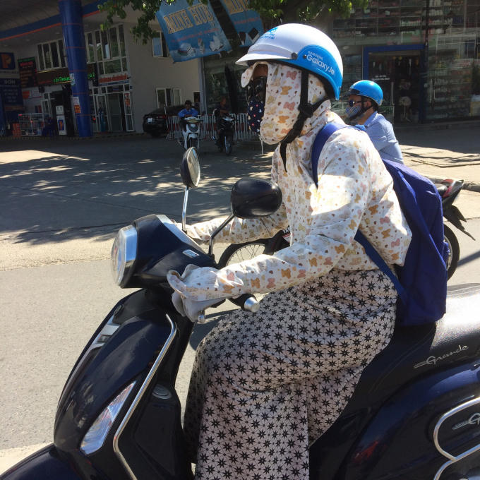 Những người có việc phải lưu thông trên đường vào những ngày này đều có chung cảm giác khó chịu, ngộp thở và bóng rát như bị tạt lửa vào người.