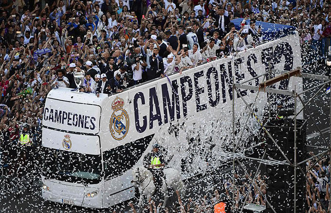 Xe bus chở các thành viên Real mắc kẹt trước biển người ăn mừng