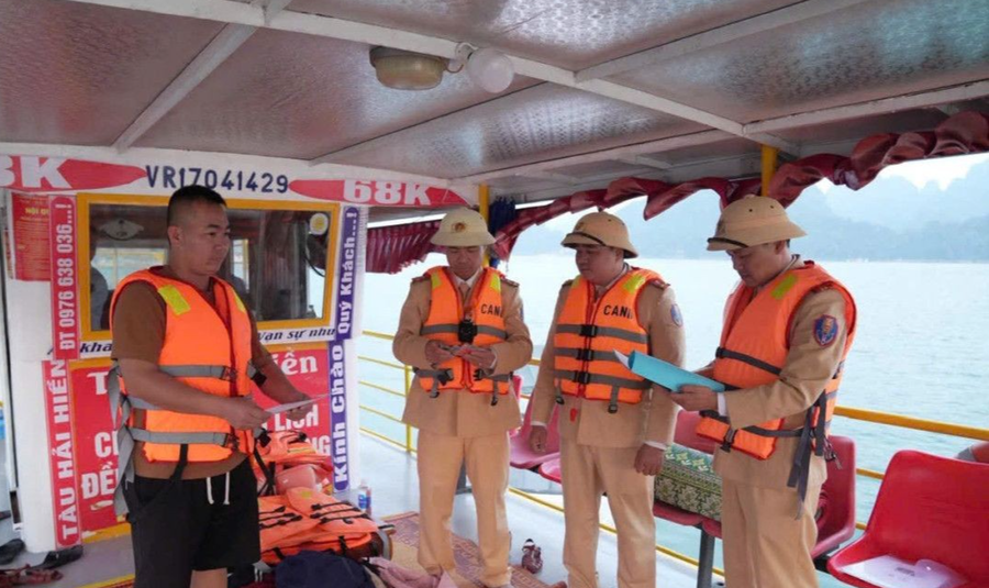 Cục CSGT yêu cầu lực lượng CSGT toàn quốc siết chặt quản lý, phòng ngừa tai nạn giao thông đường thủy. (Ảnh: Cục CSGT)