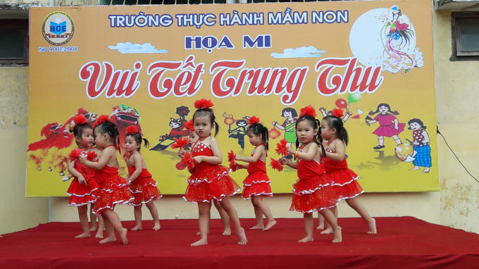 Tiết mục văn nghệ của các cháu thiếu nhi của trường biểu diễn.