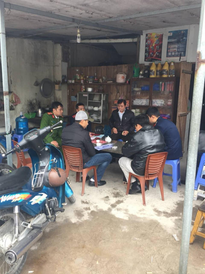 Lực lượng chức năng tiến hành làm việc và lập biên bản đối với chủ bãi xe.