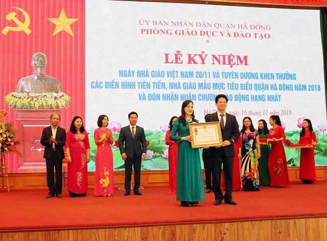 Lãnh đạo phòng GD&ĐT quận Hà Đông đón nhận Huân chương lao động hạng Nhất ( ảnh Hà Vy - Quỳnh Trang)