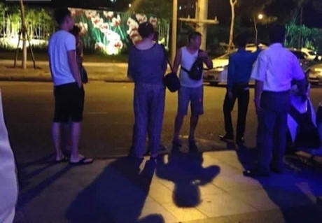 Nhóm khách Trung Quốc có hành vi đốt tiền Việt đang bị dư luận phản đối. Ảnh: Võ Văn Trung.