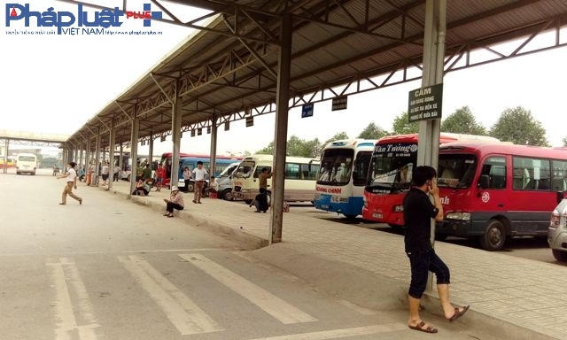 Bến xe lác đác có một số người chờ để về quê.