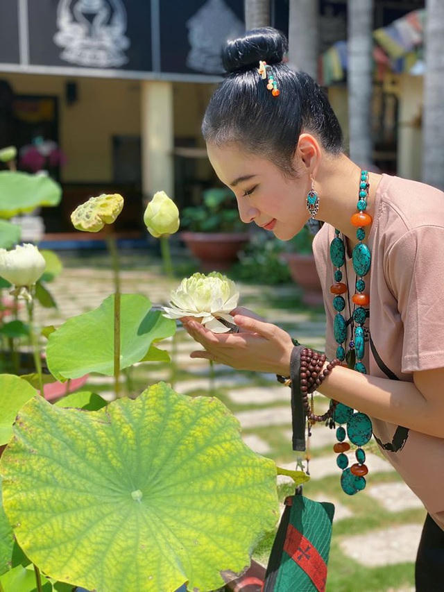 Người đẹp bất ngờ rũ bỏ hình ảnh “gái hư”, thay vào đó, cô toàn tâm toàn ý tham dự các khóa tu thiền, ăn chay.