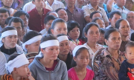Các gia đình bị hại tại tòa.