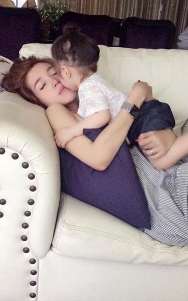 Khoảnh khắc đáng yêu của 2 mẹ con Elly Trần.