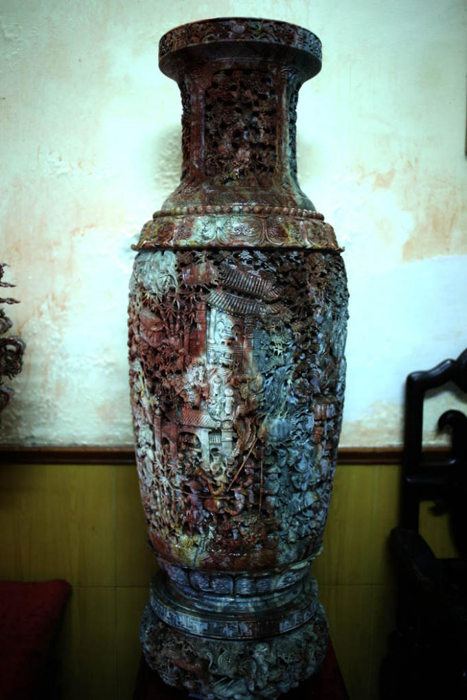 Đôi lọ hoa đường kính 40 cm, cao 108 cm cũng được chạm khắc kín các bức tranh tứ bình Xuân – Hạ - Thu – Đông và những tích cổ dân gian Việt Nam.