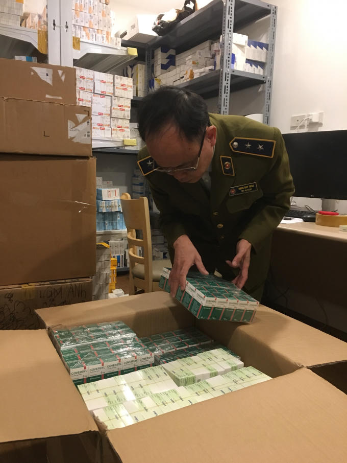 Thu hồi hơn 100000 đơn vị thuốc nhập lậu. Ảnh: Cục QLTT