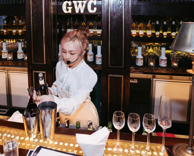 Mỗi ngày, Phương làm việc ở bar từ 18h tối đến 2 - 3h sáng hôm sau. Vì tính chất công việc, cô gái phải thử rượu liên tục. Đêm khuya, Phương một mình chạy xe máy về nhà trọ ở quận Tân Bình. Đến 4h sáng, Phương mới bắt đầu ngủ và dậy vào lúc gần trưa.