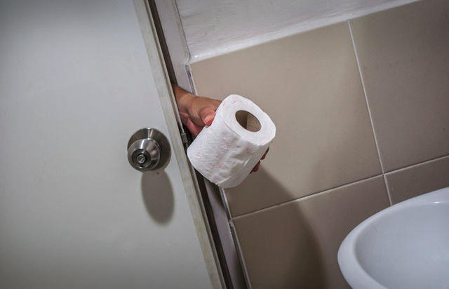 Người đàn ông 64 tuổi bị phạt số tiền hơn 41 triệu đồng vì lấy cắp cuộc giấy vệ sinh từ nhà vệ sinh công cộng trong bệnh viện (Ảnh minh họa)
