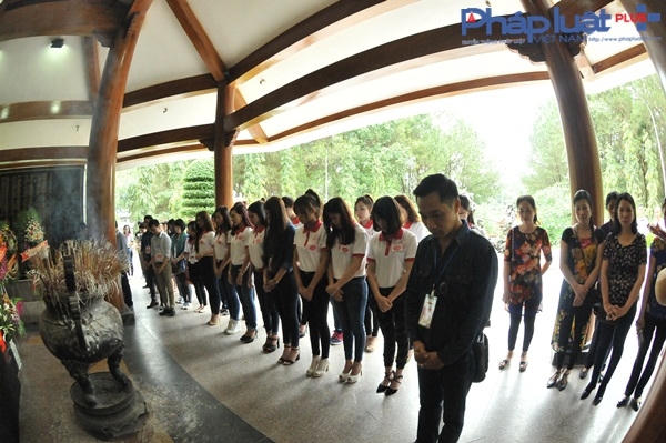 Top 15 Người đẹp Ảnh Việt Nam xúc động khi đến Ngã ba Đồng Lộc