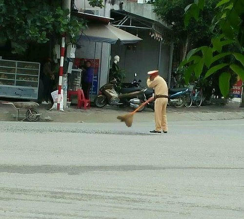 Hình ảnh các cán bộ chiến sĩ CSGT Công an thị xã Hoàng Mai quét dọn đất, đá rơi vãi trên đường nhận được sự khen ngợi của nhiều người.
