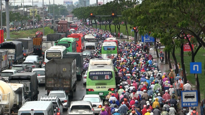 Cảnh kẹt xe kinh hoàng trên quốc lộ 1 hướng TP HCM về Miền Tây.