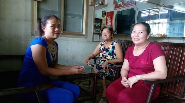 Chị Đào (áo xanh) cùng người thân vui mừng sau khi trúng số. (Ảnh: O.S)