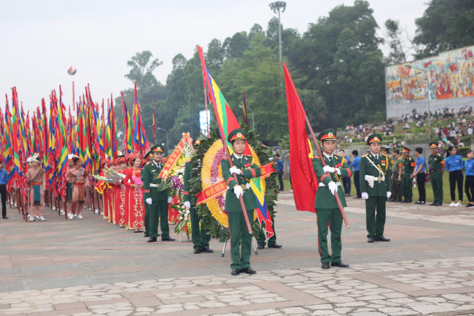 Đoàn dâng hương thành kính, trang nghiêm chuẩn bị di chuyển từ trung tâm Lễ hội lên Điện Kính Thiên trên đỉnh núi Nghĩa Lĩnh, thuộc Khu di tích lịch sử Đền Hùng để thực hiện lễ nghi dâng hương và dâng hoa lên các Vua Hùng.