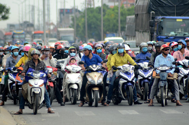 Xe nêm chặt hết một khúc đường.
