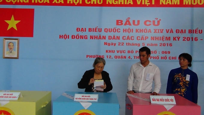 Cử tri thực hiện việc bỏ phiếu dưới sự hướng dẫn của tổ bầu cử.