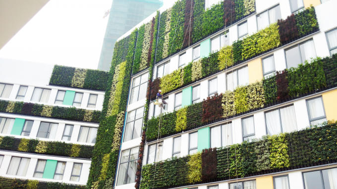 Cảnh quan cải thiện bầu không khí đang ô nhiễm  cũng như góp phần định hình giá trị của dự án (Trong hình: tường xanh bệnh viện Vinmec).