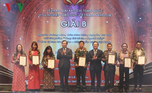 Những tác giả và nhóm tác giả đoạt giải B