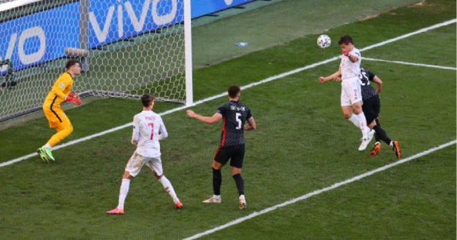 Azpilicueta thi đấu khá nổi bật trong trận đấu với Croatia. Cựu binh của Chelsea còn đóng góp 1 bàn thắng trong trận đấu này. Đây là bàn thắng đầu tiên của cầu thủ này cho đội tuyển Tây Ban Nha.