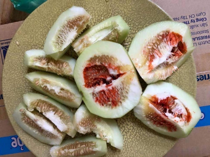 Hình ảnh ruột trái dưa lê ruột có màu đỏ kết tủa đã khiến người tiêu dùng hoang mang và lo lắng.