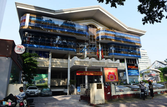 Nhà hát Bến Thành tọa lạc tại số 6 Mạc Đĩnh Chi, quận 1. Hiện tại khu vực sân trước nhà hát là nơi để ôtô, tầng hầm để xe máy.