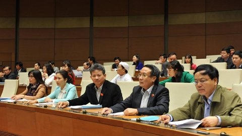 Các đại biểu bấm nút thông qua nghị quyết. Ảnh: Hoàng Anh.