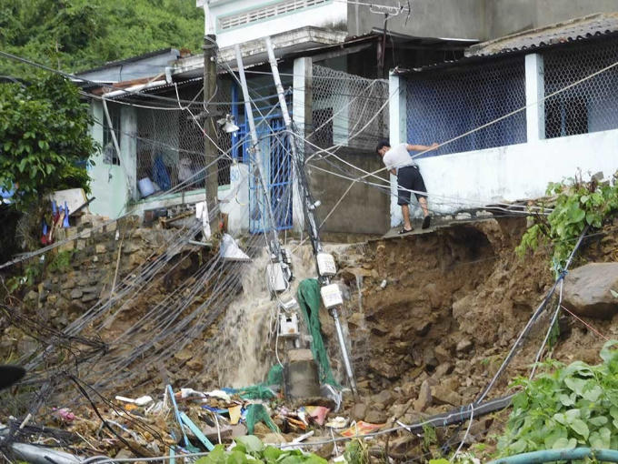 Hiện trường vụ sập nhà khiến 3 người chết, nhiều người bị thương tại thôn Thành Phát, xã Phước Đồng, TP Nha Trang
