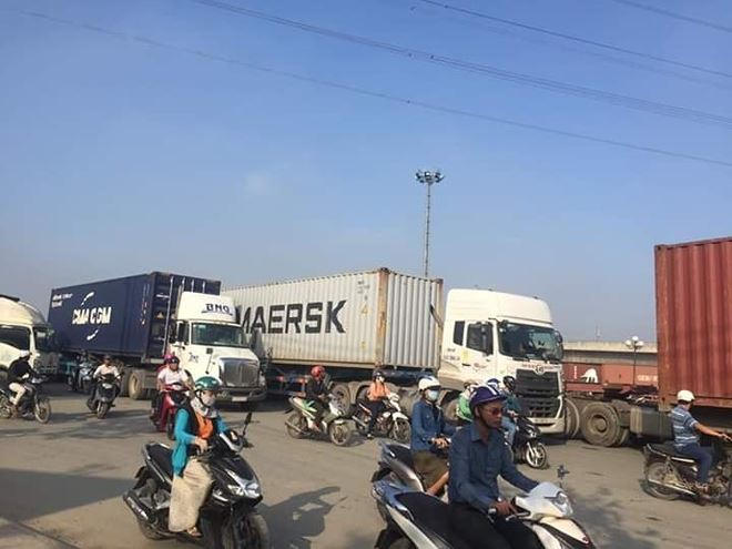 Xe container, xe tải dừng đỗ, gây cản trở giao thông tại vòng xoay Phú Hữu.