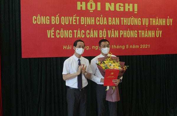 Phó Bí thư Thường trực Thành ủy trao quyết định cho đồng chí Bùi Văn Kiệm.