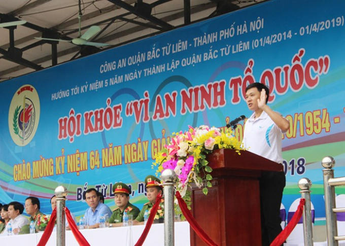 Trọng tài Phạm Phúc Hưng thay mặt các trọng tài điều hành hội khỏe tuyên thệ