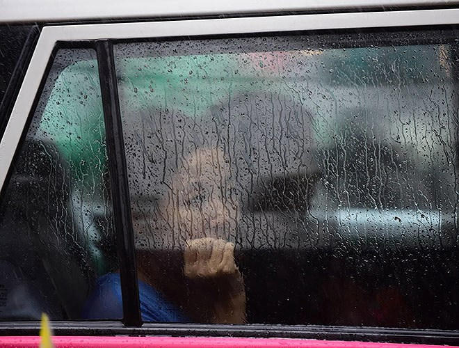 Trận mưa kéo dài gần 1 giờ ở nhiều nơi gây khó khăn cho người tham gia giao thông