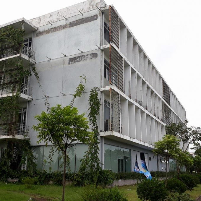 Nhiều cửa kính tại tòa nhà giảng đường bị vỡ.